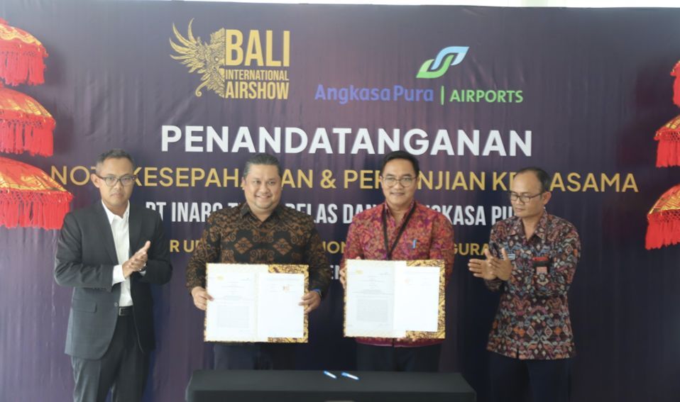 Mr. Jodi Mahardi (Deputy of Maritime and Energy Sovereignty Coordination, Coordinating Ministry of Maritime Affairs and Investment of the Republic of Indonesia), Mr. Andy Wismarsyah (President Director of PT Inaro Tujuh Belas), Mr. Handy Heryudhitiawan (General Manager of I Gusti Ngurah Rai International Airport) and I Kadek Mudarta. [L-R]