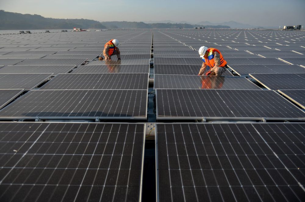 Technicians inspect solar panels on floating generator project at Cirata Reservoir, Purwakarta District, West Java, Tuesday (Sept 26, 2023). The Cirata floating generator is the largest facility in Southeast Asia as Indonesia effort to support carbon neutrality and tackle climate change.  (ANTARA FOTO/Raisan Al Farisi/rwa)