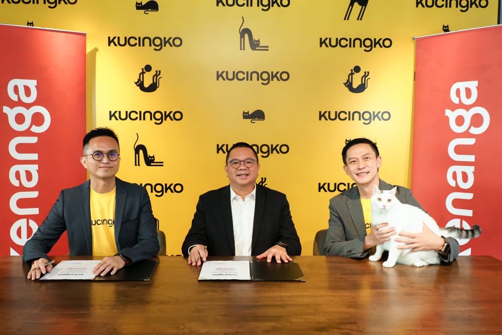 Executive Director of Kucingko Berhad, Mr. See Chin Joo; Executive Director, Head of Group Investment Banking and Islamic Banking of Kenanga IB, Datuk Roslan Hj Tik; Executive Director of Kucingko Berhad, Mr. Ooi Kok Hong [L-R]