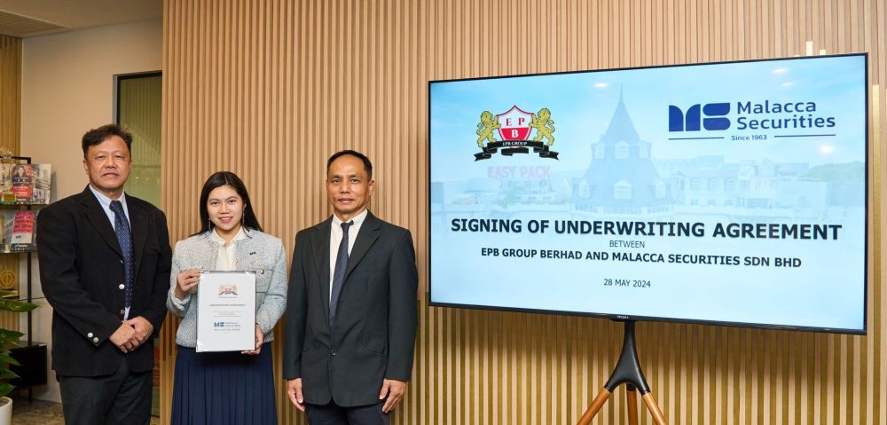 Mr. Yeoh Chee Min, Managing Director of EPB Group Berhad; Ms. Lim Chia Wei, Managing Director of Malacca Securities Sdn. Bhd.; Mr. Liew Meng Hooi, Deputy Managing Director of EPB Group Berhad [L-R]