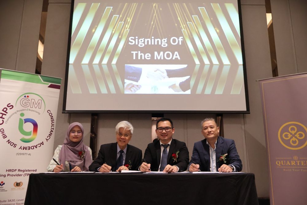 Puan Duratul Ain Bt Zabor, Director of Continuous Development of Spectrum International University College (SIUC); Emeritus Professor Dr Mak Chai, Vice-Chancellor and Chief Executive Officer of Spectrum International University College (SIUC); Mr. Luis Tee, Director of Quarters Academy Sdn Bhd; Mr. Steve Chen, Director of Quarters Academy Sdn Bhd [L-R]