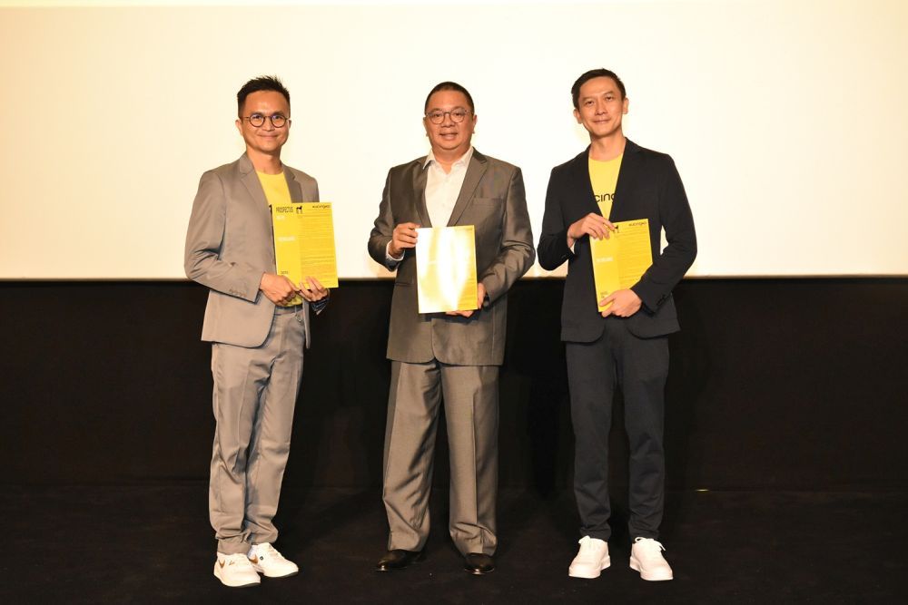 Mr. See Chin Joo, Executive Director, Kucingko Berhad; Datuk Roslan Hj Tik, Executive Director, Head of Group Investment Banking & Islamic Banking Kenanga Investment Bank Berhad; Mr. Ooi Kok Hong, Executive Director, Kucingko Berhad [L-R]