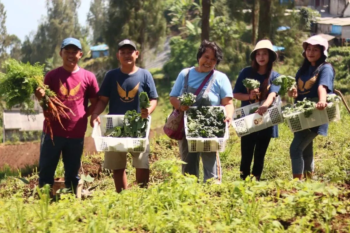 Yuliati Umrah (center) helps marginalized children in Indonesia improve their standard of living through her foundation, ALIT Indonesia (ANTARA/HO-Airlangga University)