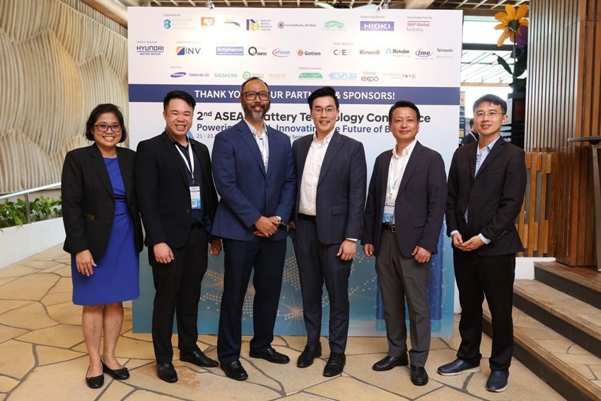 From L to R: Prof. Nonglak Meethong (Professor, Khon Kaen University), Mr. Larry Poon (Business Development Manager, INV CORPORATION PTE. LTD.), Dr. Rezal Khairi Bin Ahmad (CEO, NanoMalaysia Berhad), Mr. Bryan Oh (CEO, NEU Battery Materials Pte Ltd) Mr. Freddie Kim (Managing Director, SAMSUNG SDI SOUTHEAST ASIA), Dr. Sing Yang Chiam, Technical Director Singapore Battery Consortium.