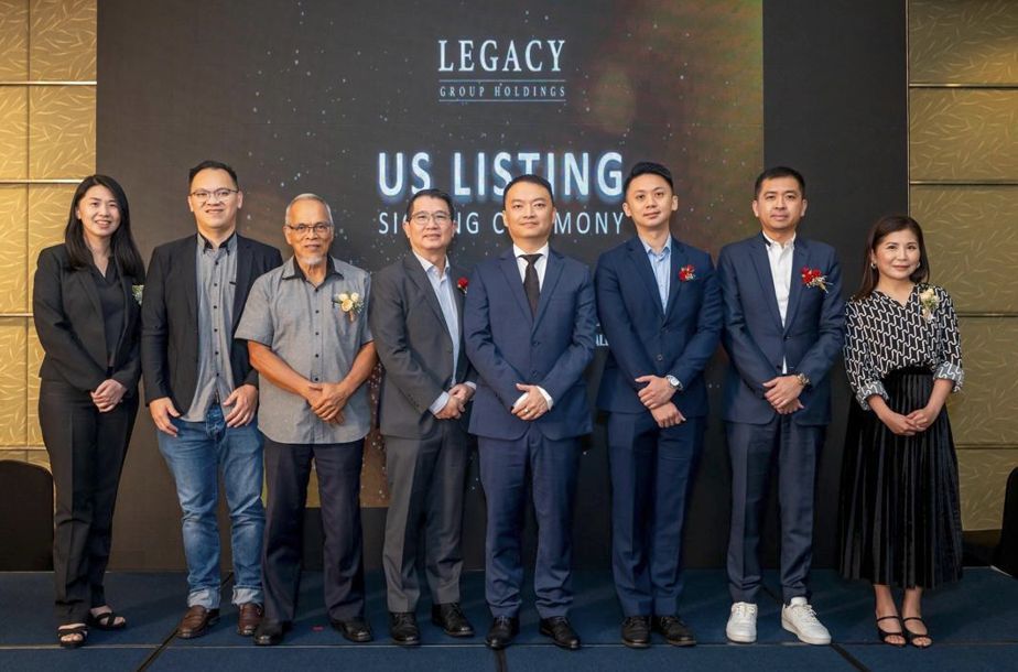 1. Ms. Michelle Lee, Managing Director of AE Carbon Capital Ltd 2. Mr. Leopold Chew Wee Chet, Director of Neutral Transmission Sdn. Bhd. 3. Dr. Mohamed Bin Awang Lah, Founder & CEO of Neutral Transmission Malaysia Sdn. Bhd. 4. Mr. Ted W.Teo, Chief Representative of East West Bank 5. Mr. Nelson Goh, Managing Director of Legacy Corporate Advisory Sdn. Bhd. 6. Mr. Jeremy Tan, Chief Executive Officer of Tiger Fund Management 7. YBhg. Dato' Victor Hoo, Executive Chairman & Chief Executive Officer of VCI Global Limited 8. Ms. Shermine Then, Founder & CEO of I Bella Sdn Bhd[L-R]