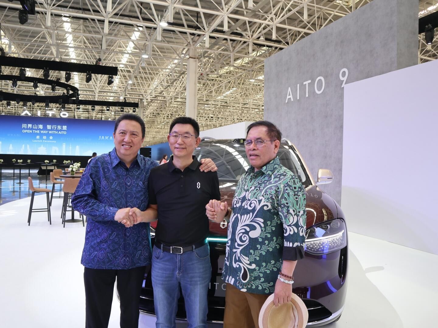 (from left) of the Indonesian Chamber of Commerce and Industry China Committee (KIKT) Garibaldi Thohir, President of SERES Automobile Leon He, Indonesian Ambassador to China and Mongolia Djauhari Oratmangun at the launch of the road tour of the Chinese electric car