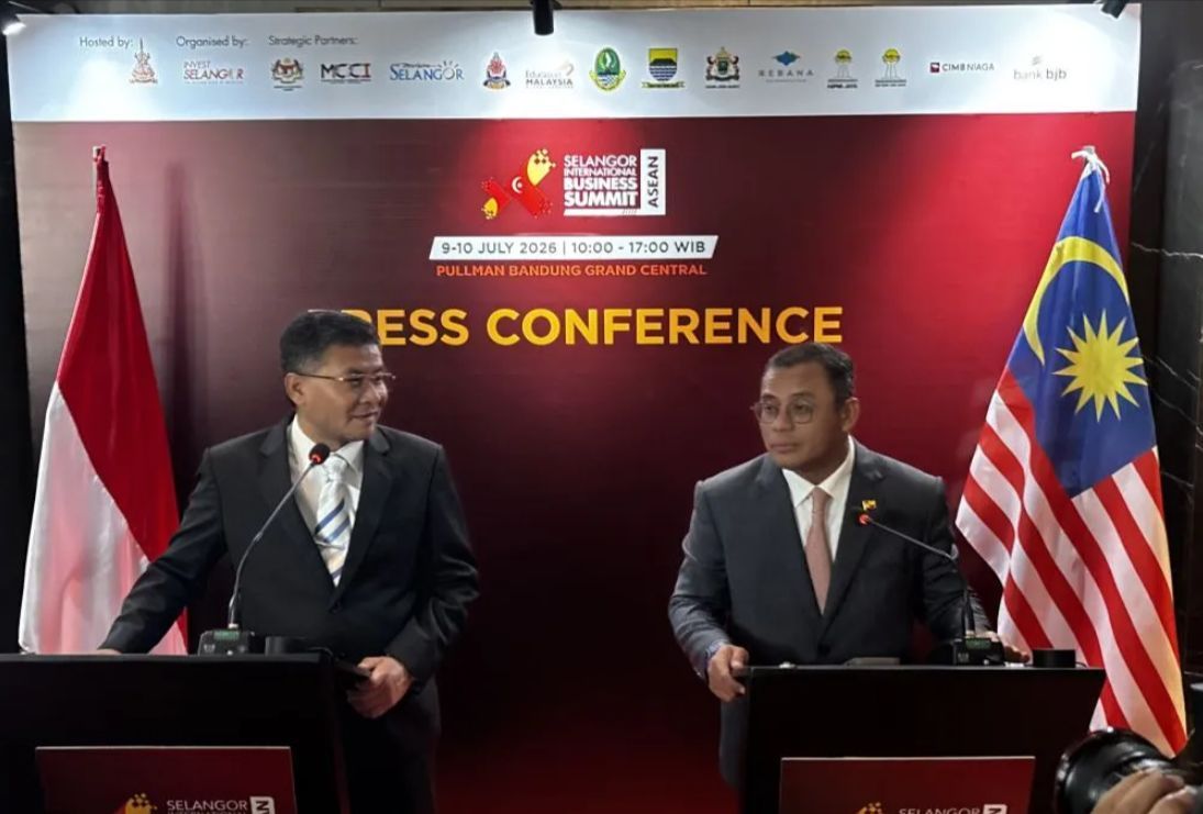 Selangor Menteri Besar Dato' Seri Amirudin Shari (right) and West Java Vice Governor Erwan Setiawan (left) deliver remarks during the Selangor International Business Summit (SIBS) ASEAN 2026 at Pullman Bandung Grand Central Hotel, Bandung, West Java, July 9, 2026. (ANTARA/Rubby Jovan)
